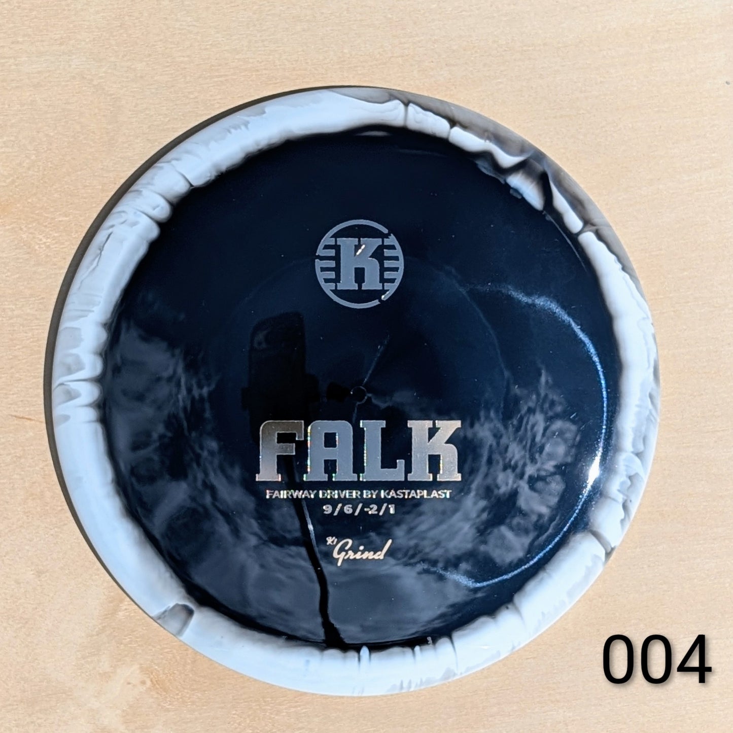 Disc golf disc with 'Kastaplast' branding on a beige background